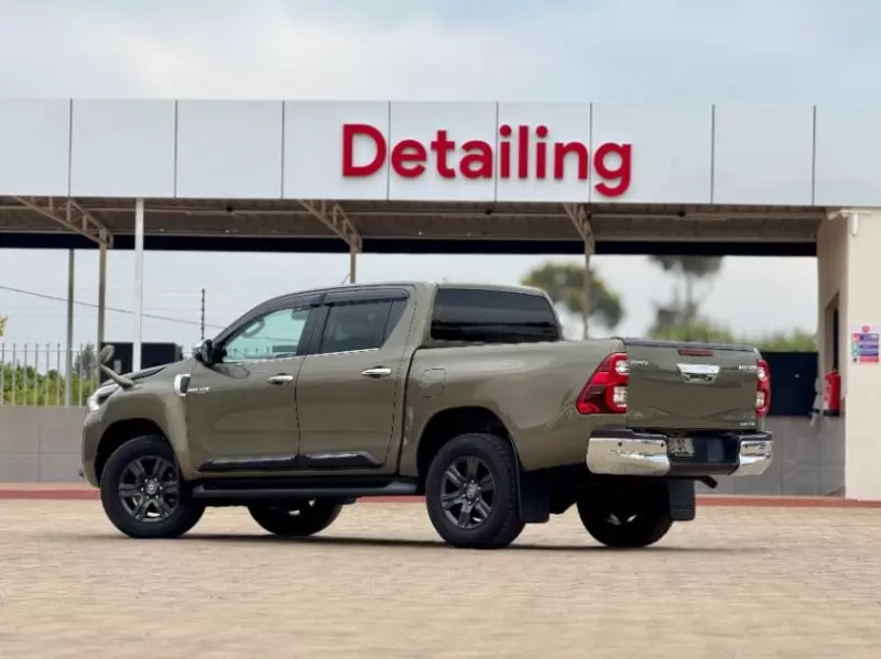 Toyota Hilux    - 2021
