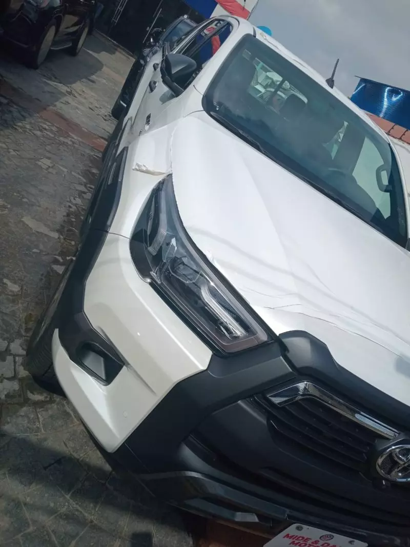 Toyota Hilux   - 2025