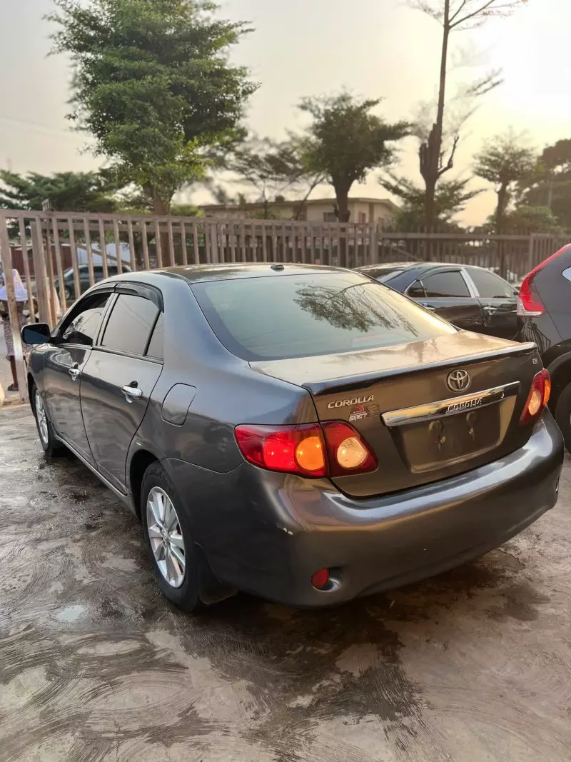 Toyota Corolla   - 2009