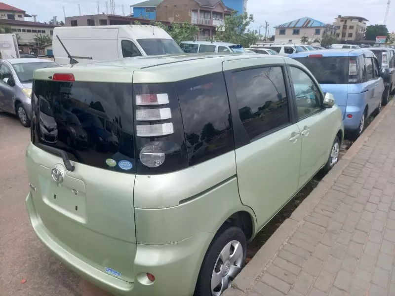 Toyota Sienta   - 2012
