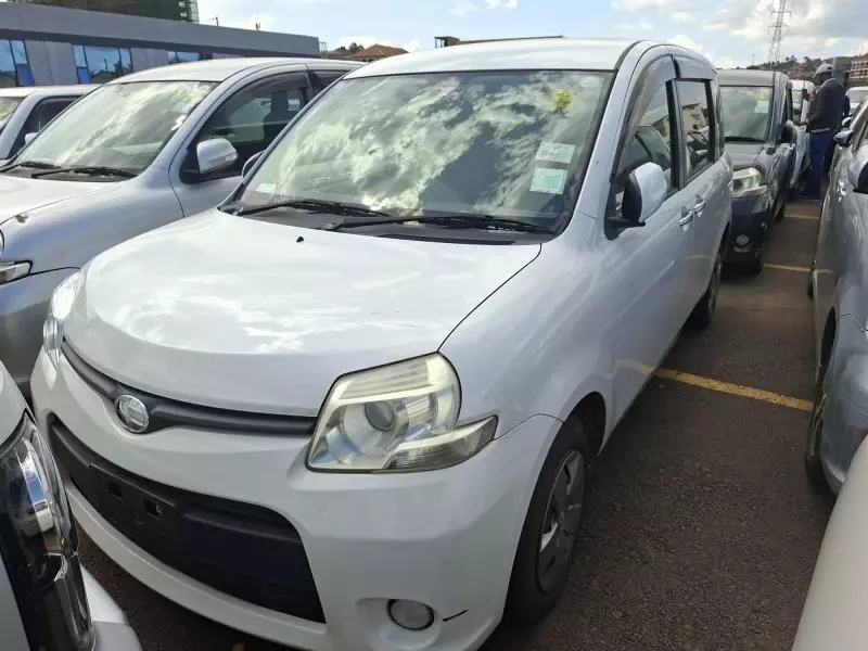 Toyota Sienta   - 2012