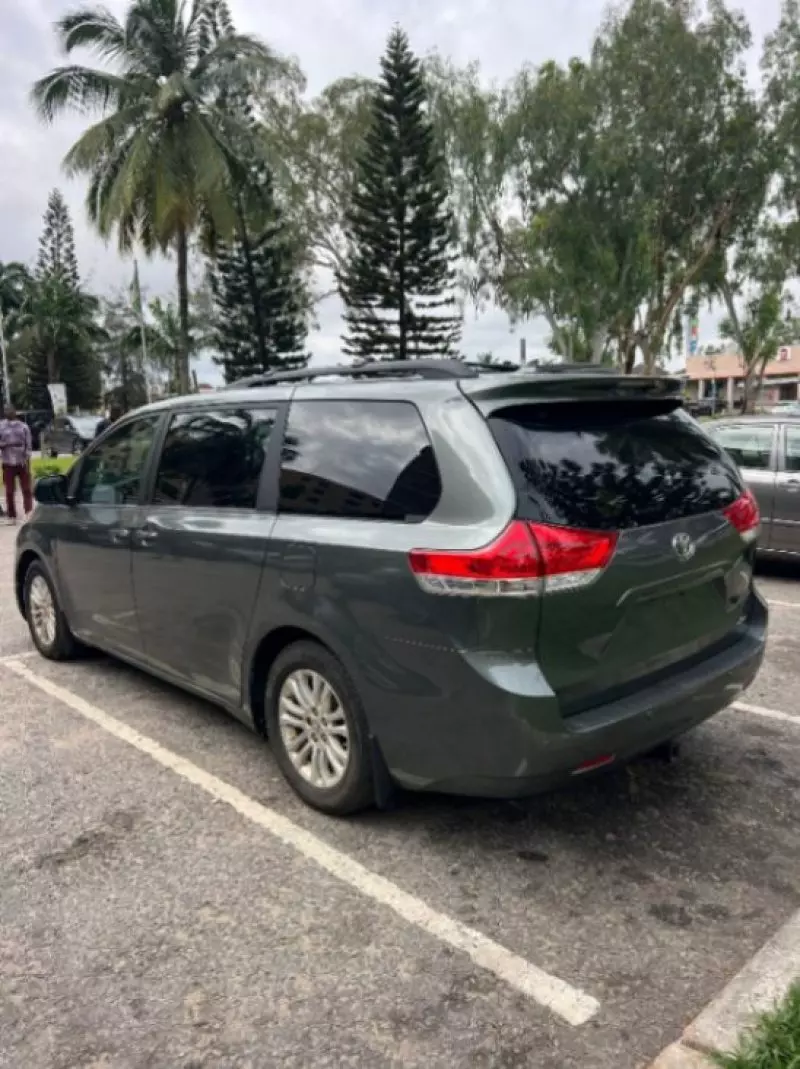 Toyota Sienna - 2013
