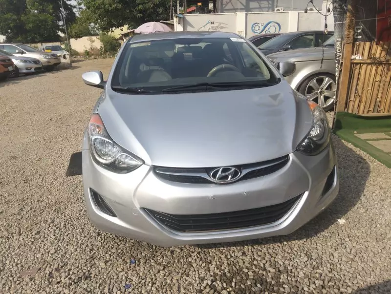 Hyundai Elantra   - 2011