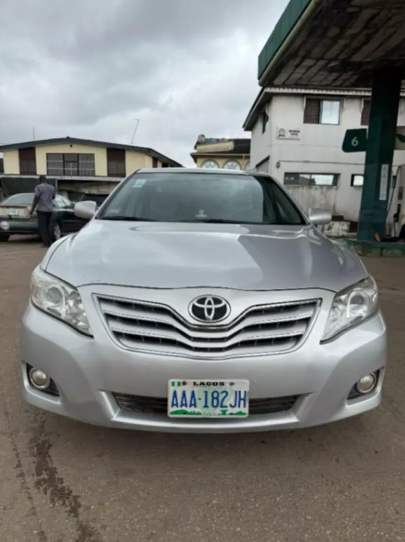 Toyota Camry   - 2010