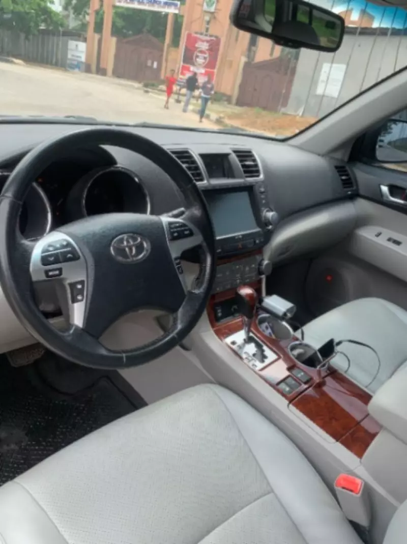 Toyota Highlander   - 2012