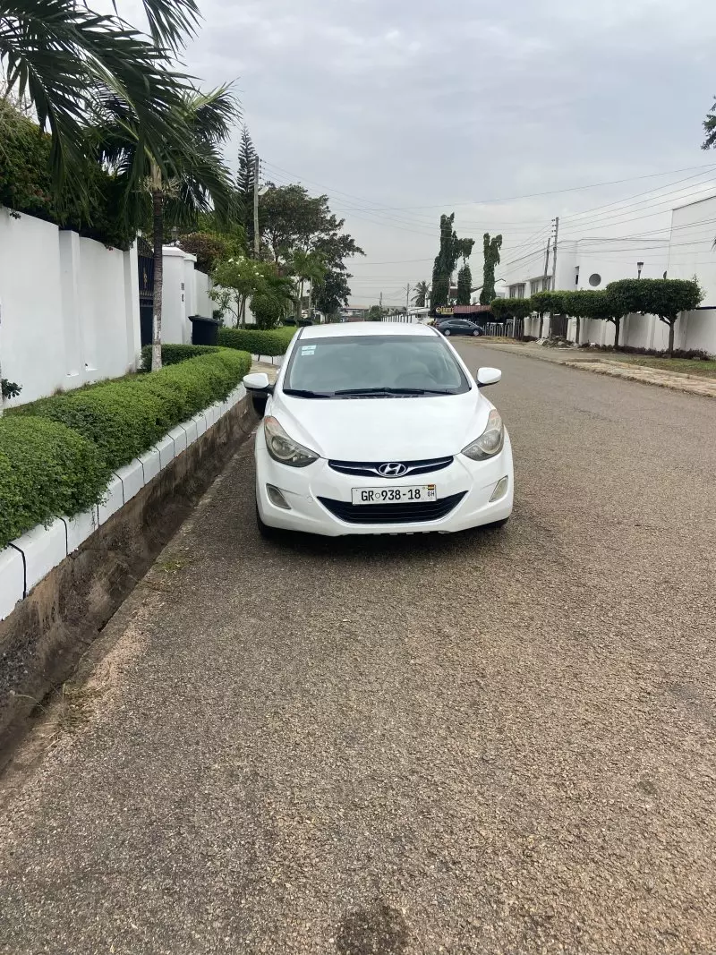 Hyundai Elantra   - 2012