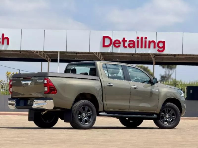 Toyota Hilux    - 2021