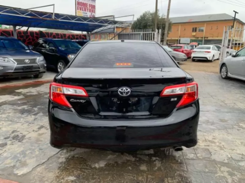 Toyota Camry   - 2012