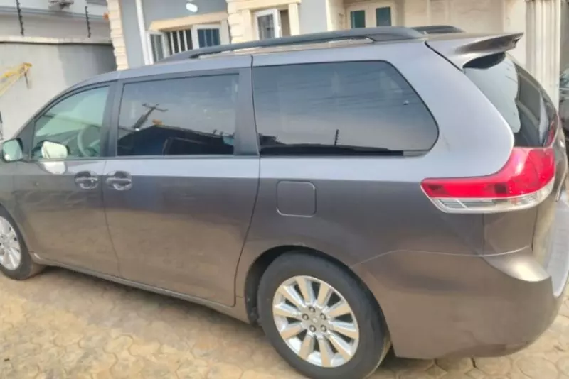 Toyota Sienna - 2011