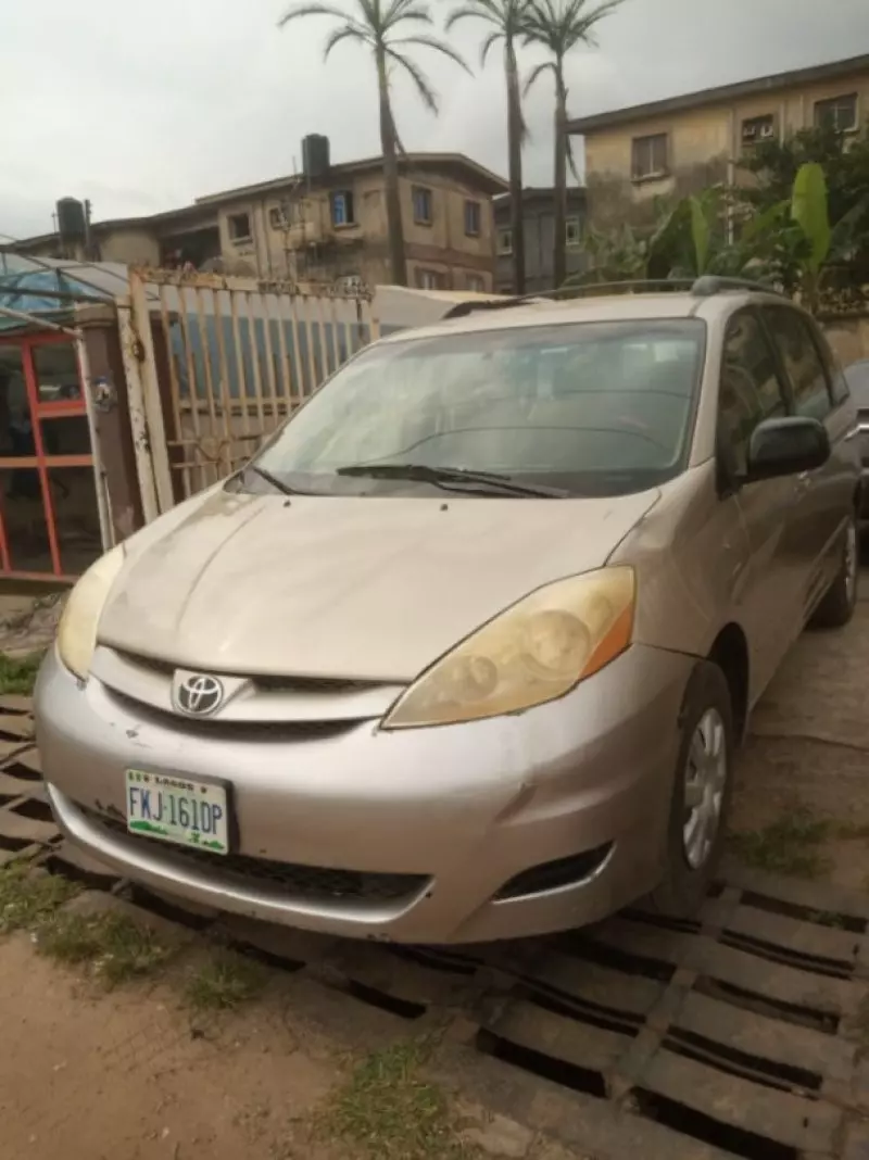 Toyota Sienna   - 2004