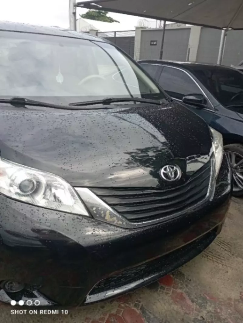 Toyota Sienna   - 2010
