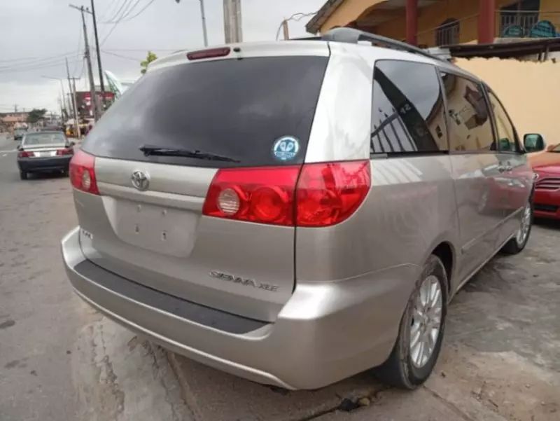 Toyota Sienna   - 2006