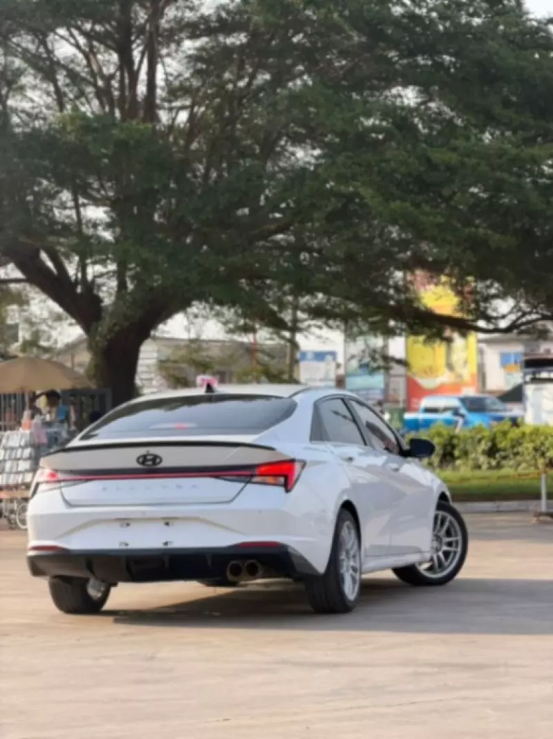 Hyundai Elantra   - 2022