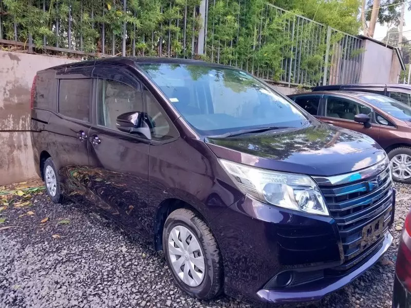 Toyota Noah   - 2016