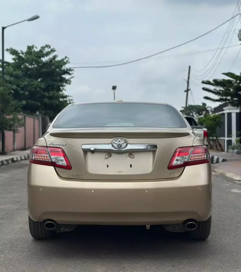 Toyota Camry   - 2011
