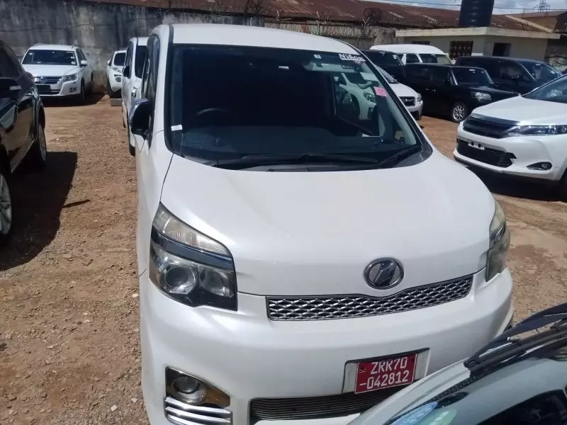 Toyota Noah   - 2011