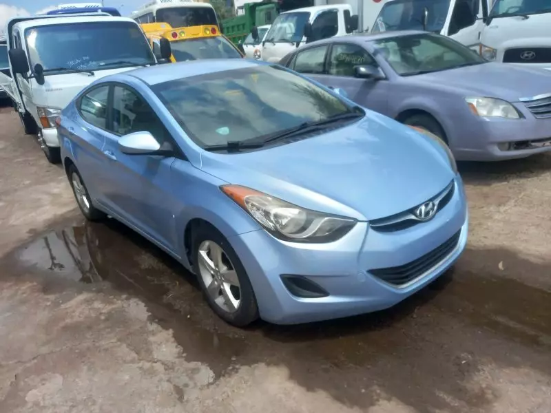 Hyundai Elantra   - 2012