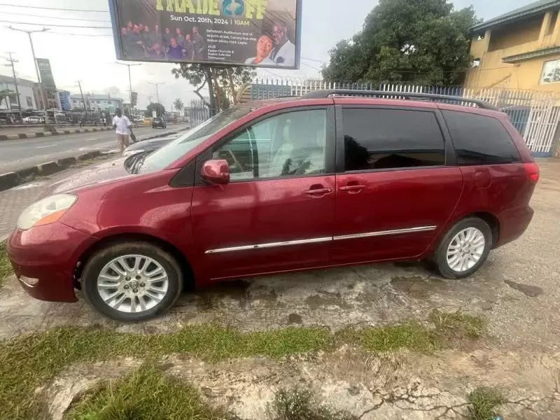 Toyota Sienna   - 2010