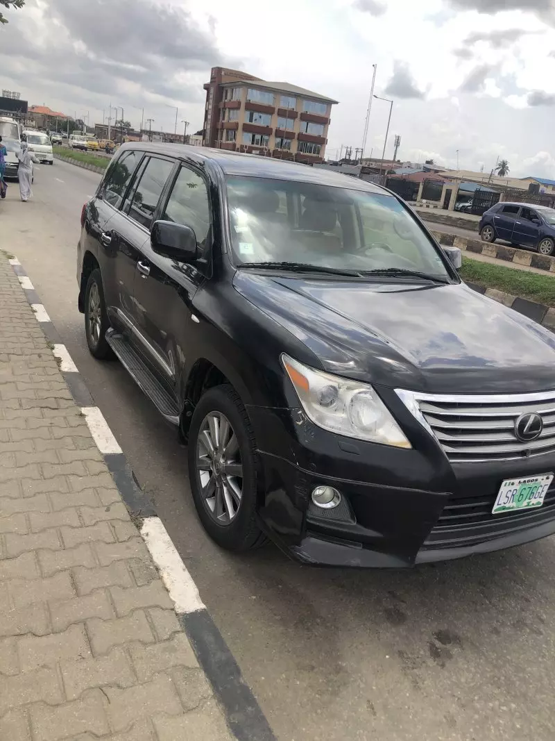 Lexus LX 570   - 2011