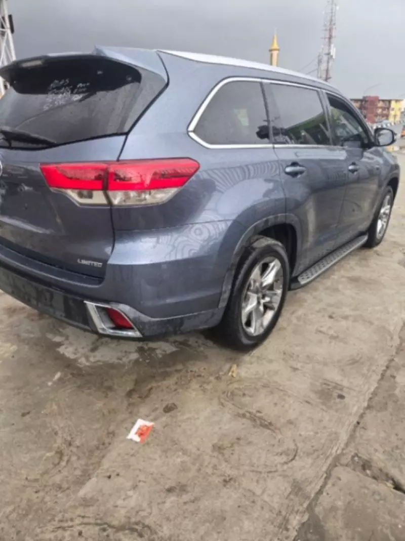 Toyota Highlander   - 2017