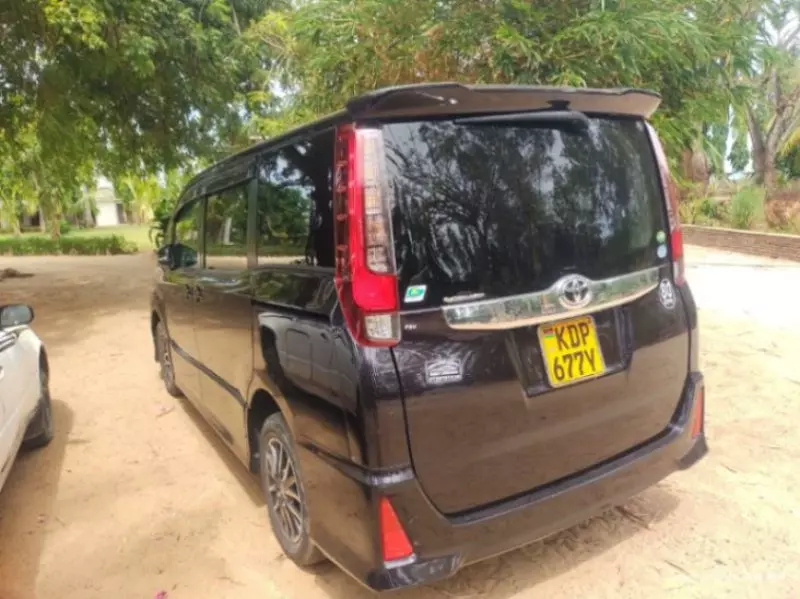 Toyota Noah   - 2017