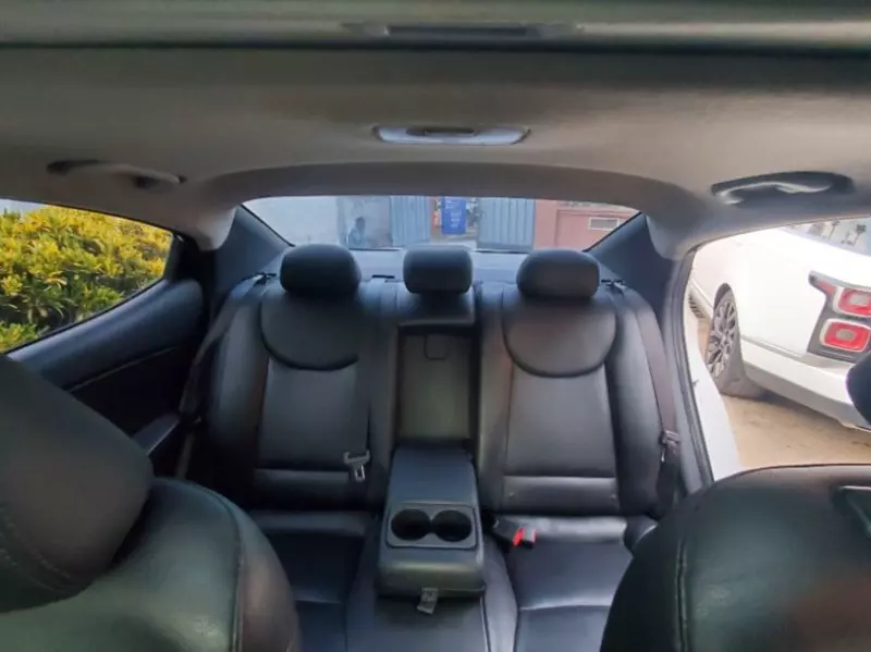 Hyundai Elantra   - 2012