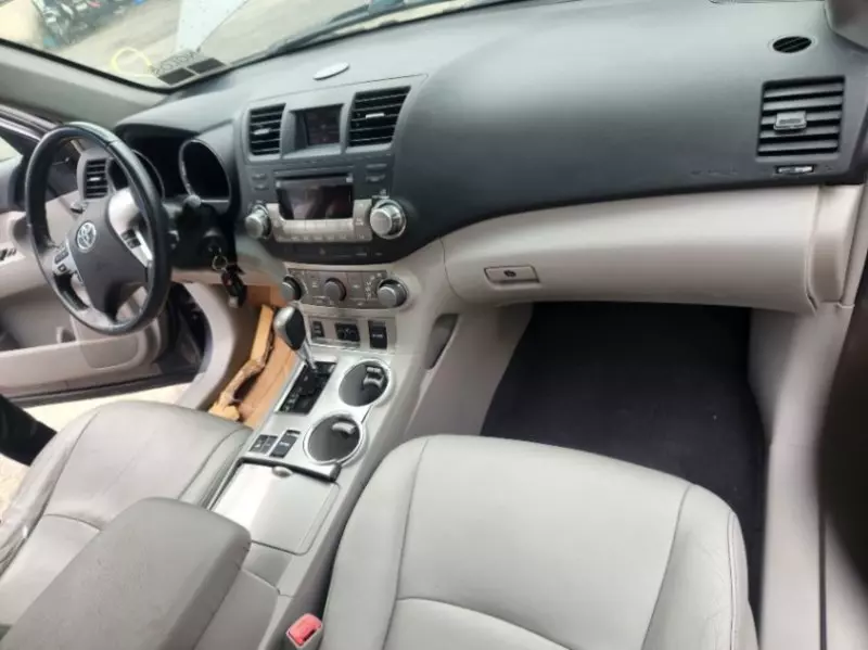 Toyota Highlander   - 2012