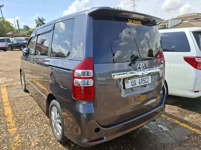 Toyota Noah - 2012