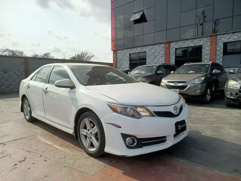 Toyota camry   - 2012