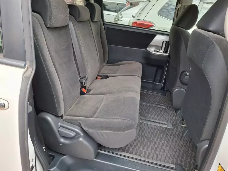 Toyota Noah   - 2012