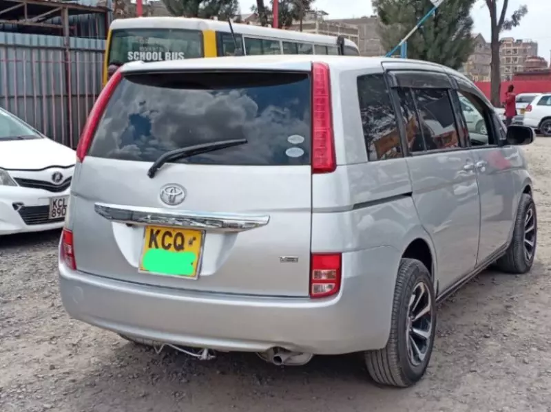 Toyota Isis    - 2013