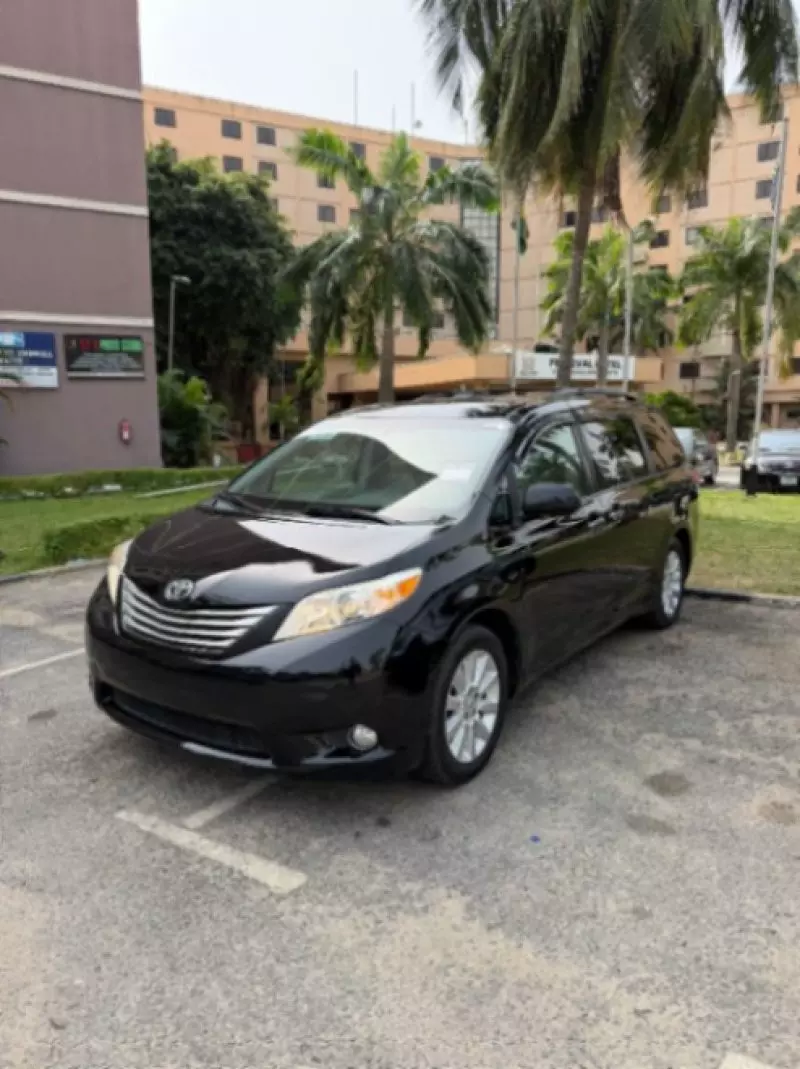 Toyota Sienna - 2011