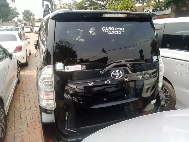 Toyota Noah   - 2013