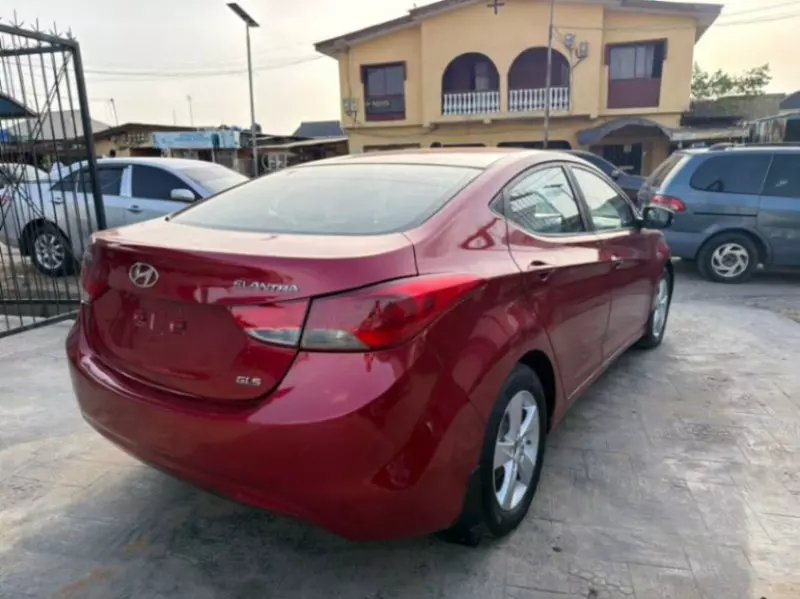 Hyundai Elantra   - 2012