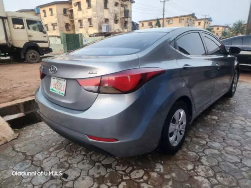 Hyundai Elantra   - 2011