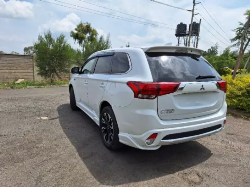 Mitsubishi OUTLANDER   - 2016