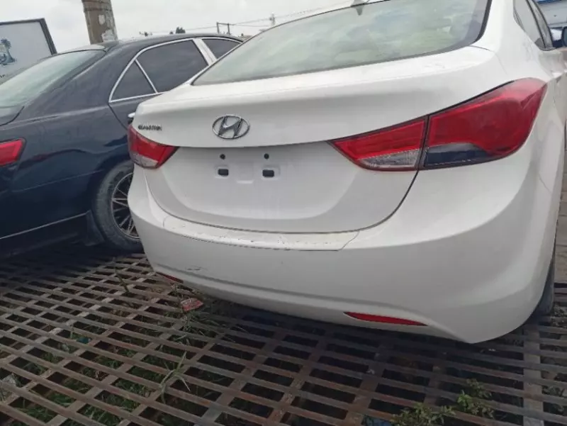 Hyundai Elantra   - 2012