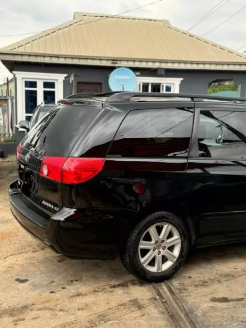 Toyota Sienna   - 2009