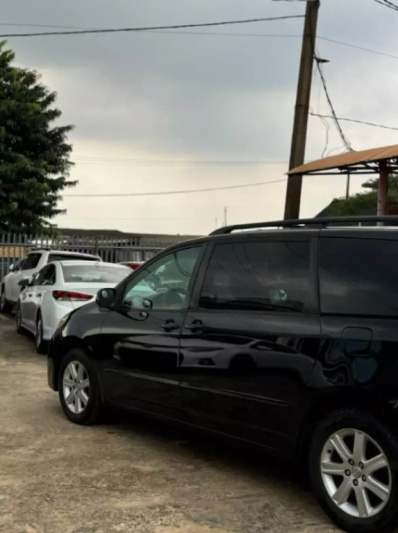 Toyota Sienna   - 2009