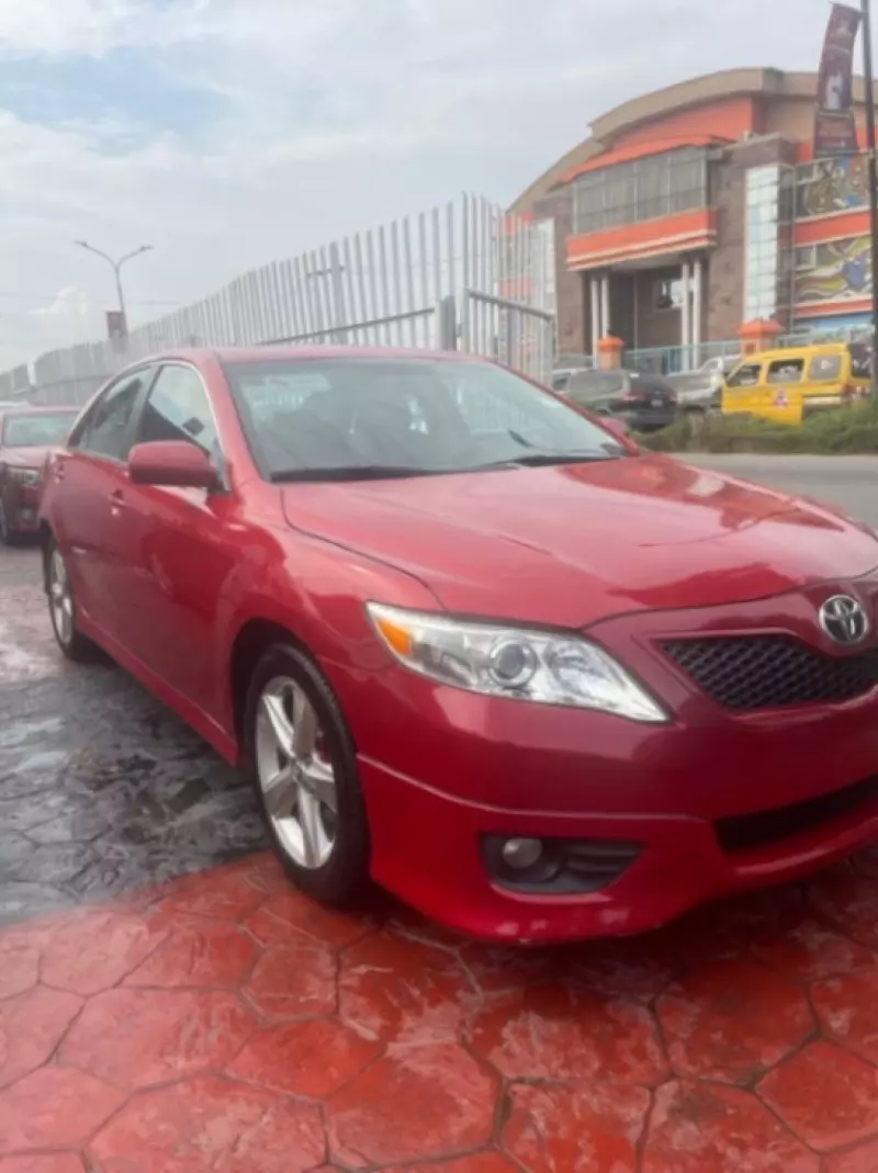 Toyota Camry   - 2010