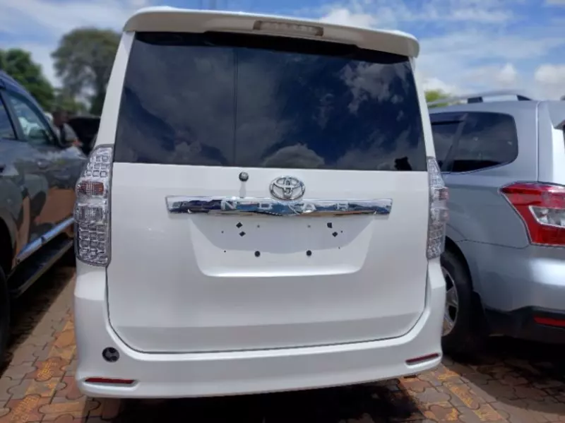 Toyota Noah   - 2013