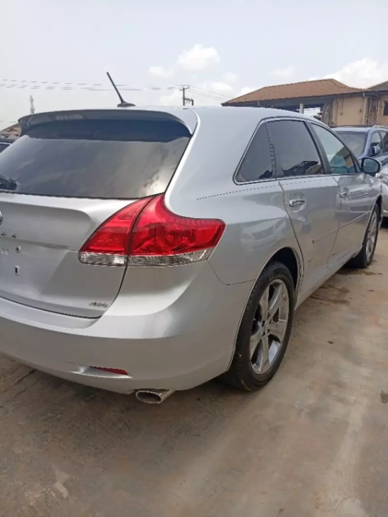 Toyota Venza   - 2011