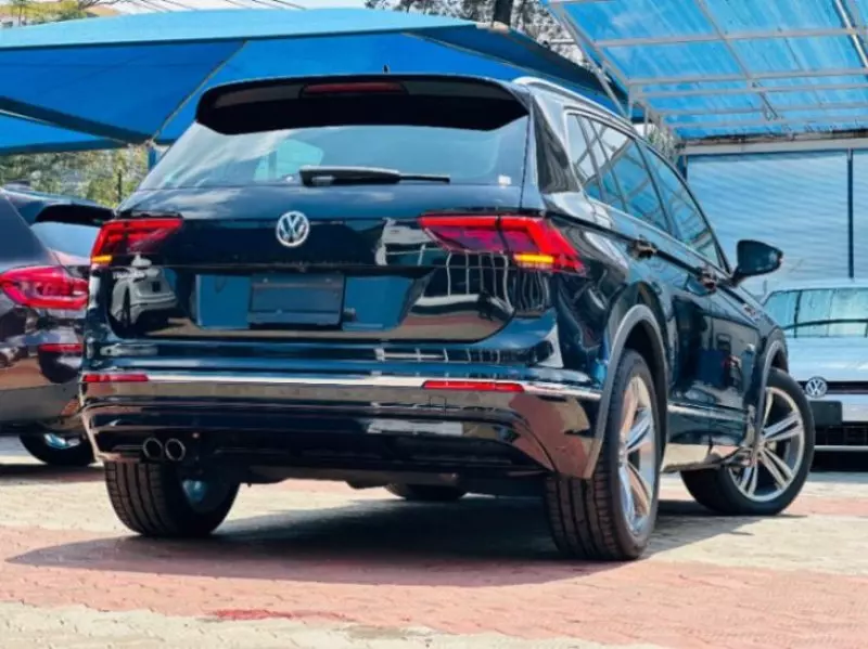 Volkswagen Tiguan   -