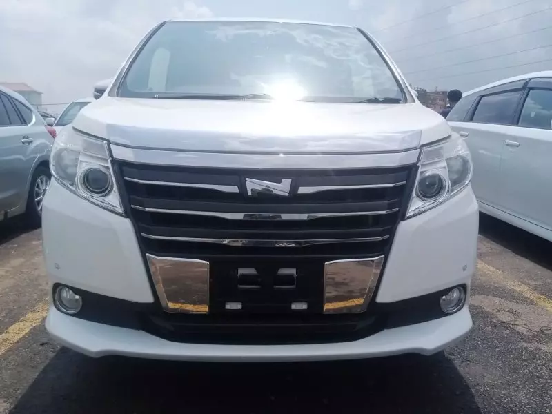 Toyota Noah   - 2014