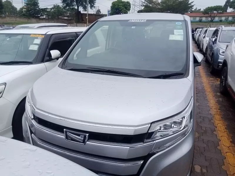 Toyota Noah   - 2015