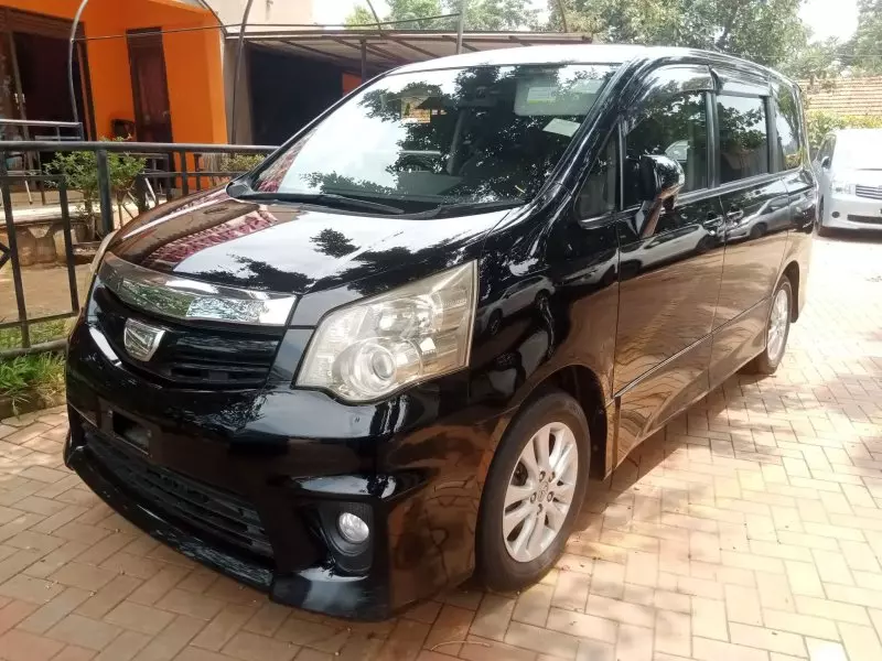 Toyota Noah   - 2012