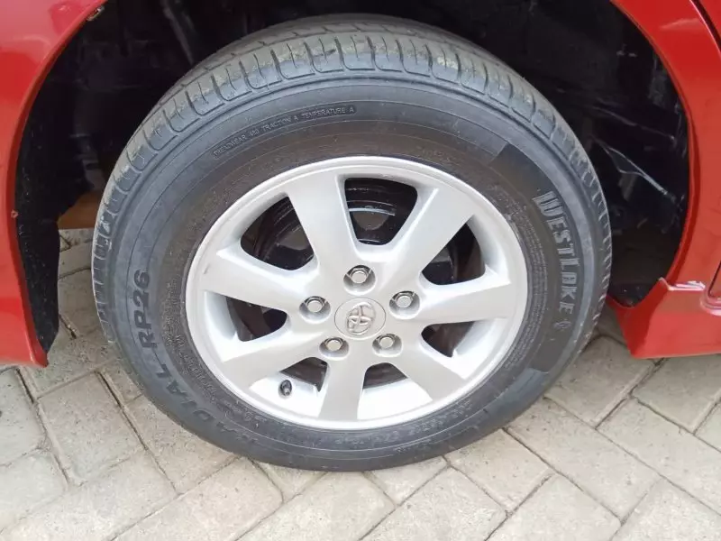 Toyota Isis    - 2013