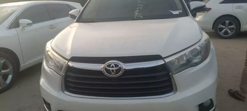Toyota Highlander   - 2016