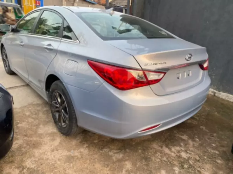 Hyundai Sonata   - 2012