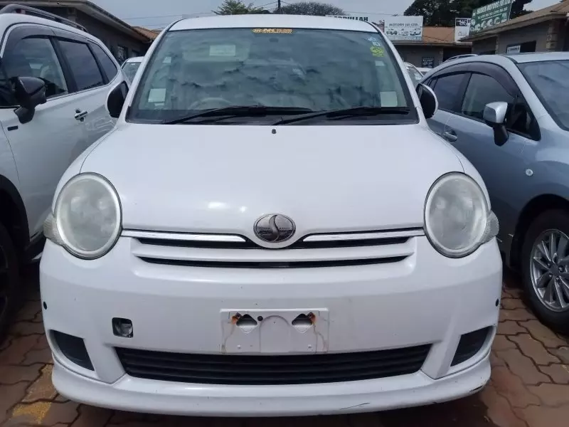 Toyota Sienta   - 2011